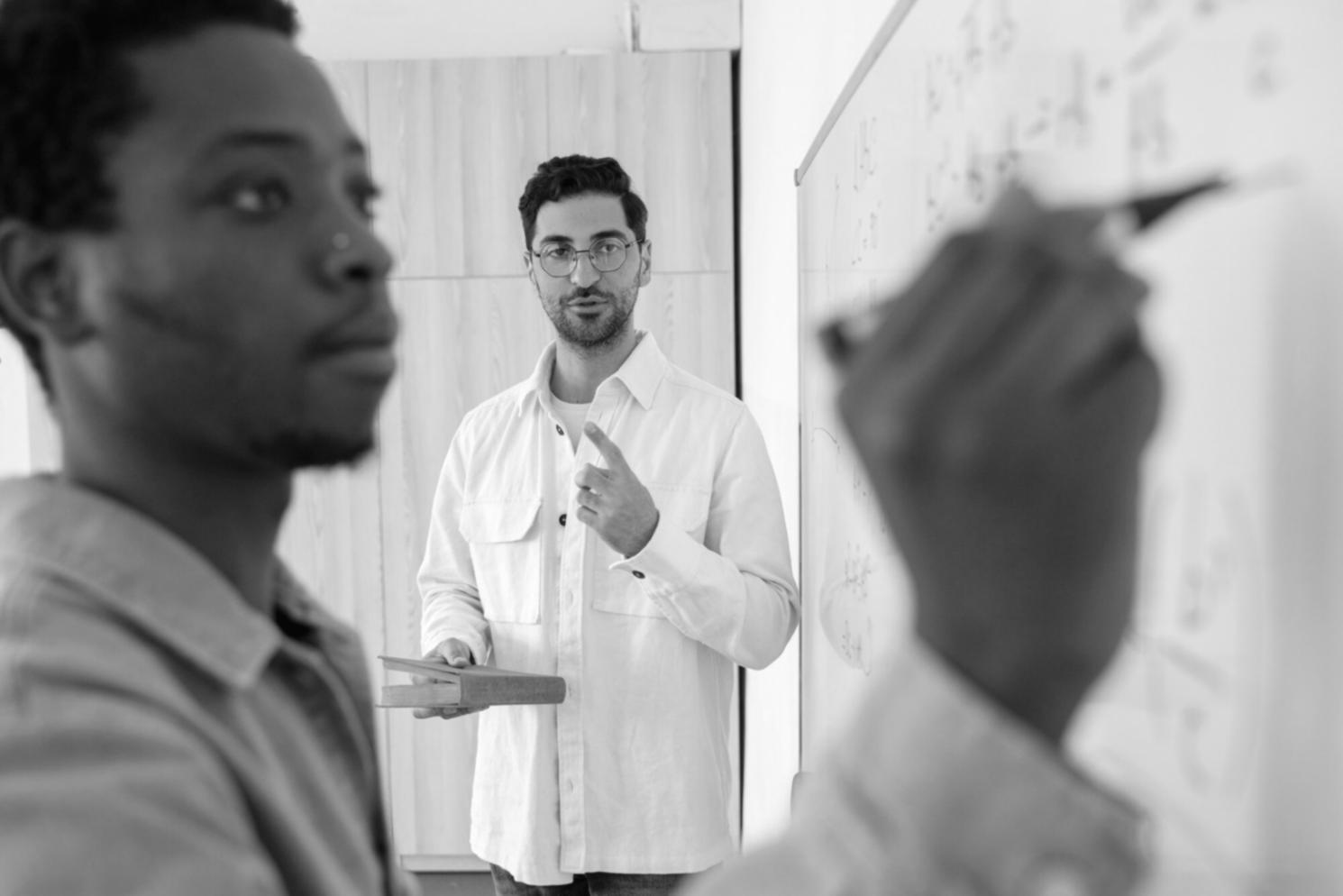 Support technique aidant un étudiant avec sa configuration